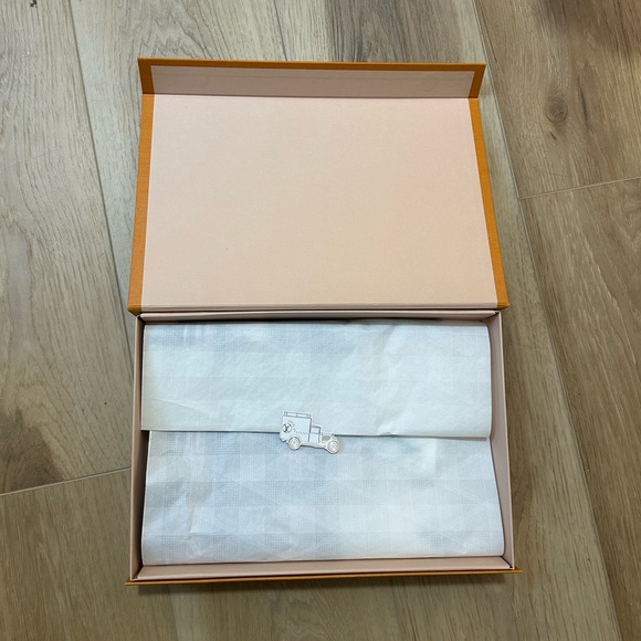 Brand new Louis Vuitton scarf in box - Picture 6 of 8